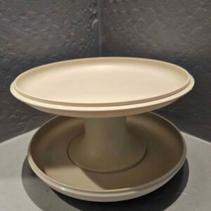 Tupperware 4 piece Serve-It-All Beige Plastic Pedestal Plate Cake Cupcake Stand